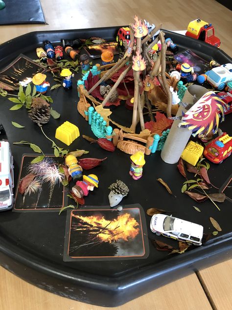 Bonfire Night Role Play Area, Bonfire Night Sensory Play, Bonfire Night Tuff Tray, Bonfire Night Eyfs, Eyfs Fireworks, Nursery Ideas Eyfs, Bonfire Activities, Bonfire Crafts, Raspberry Art