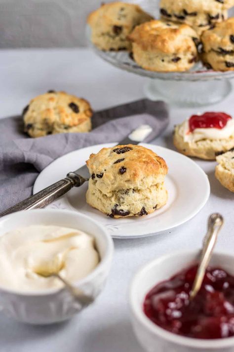 Make classic Raisin Scones with just 5 simple ingredients in 25 minutes. A great way to turn pantry staples into a tasty recipe that the whole family will love for dessert, breakfast, or a snack. Scones With Raisins, Raisin Scones Recipe Easy, Raisin Scones Recipe, Cinnamon Raisin Scones, Irish Scones Recipe, Classic Scones Recipe, Irish Scones, Raisin Scones, Drop Scones