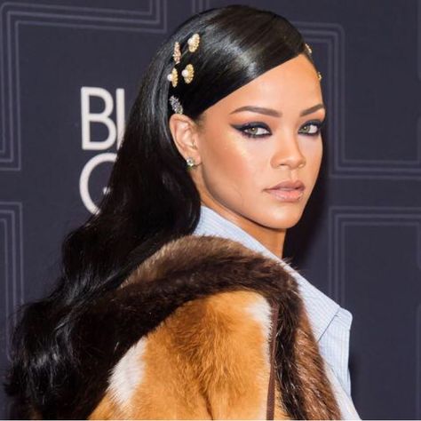 Hair tucked behind ears curly Rihanna Makeup, Rihanna Hairstyles, Hair Tuck, Girl Hair Colors, Rihanna Outfits, Rihanna Style, Stunning Makeup, Saint Michael, Trendy Makeup