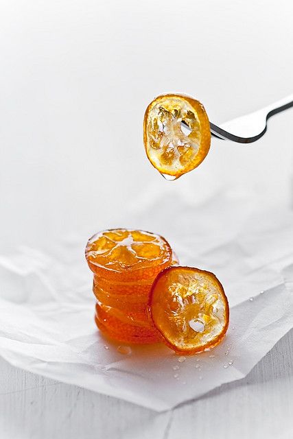 Vegan, vesweet candied kumquats // kumquats, sugar, water Kumquat Dessert, Candied Kumquats, Orange Tomatoes, Dessert Styling, Gastronomic Food, Kumquat Recipes, Winter Blessings, Candied Fruit, Köstliche Desserts