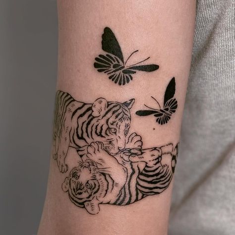 Mother Tiger Tattoo, Mother Daughter Tiger Tattoos, Tiger And Her Cubs Tattoo, Tiger And Butterfly Tattoo, Tiger Cubs Tattoo, Tiger Cub Tattoo, Tiger And Cubs Tattoo, Baby Tiger Tattoo, Tiger With Cubs Tattoo