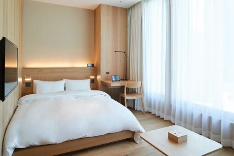 Muji Hotel, Small Hotel Room, Japan Room, Tokyo Design, Rustic Bedroom Decor, Hotel Room Design, Tokyo Hotels, H Design, Small Hotel