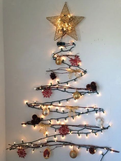 25 Creative and festive wall DIY Christmas trees | My desired home Cat Safe Christmas Tree, Christmas Tree Alternatives, Wall Mounted Christmas Tree, Wand Diy, Wall Christmas Tree, Alternative Christmas, Christmas Window Decorations, Alternative Christmas Tree, Creative Christmas Trees