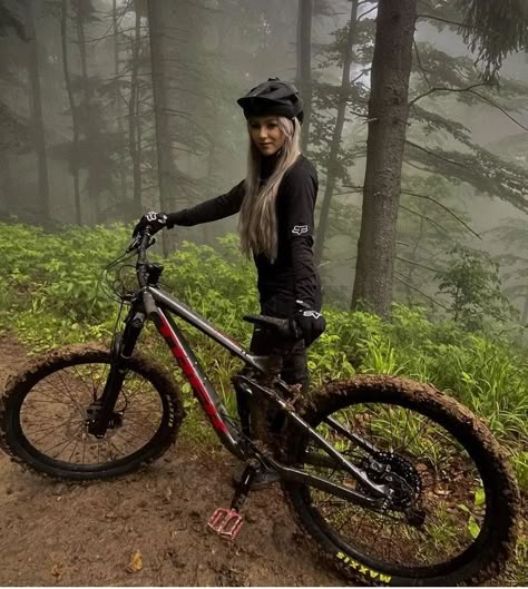 Bike Outfits Women, Mountain Biking Outfit, Hiking Picture Ideas, Top Of Mountain, Mtb Women, Mtb Girl, Bike Outfits, Bicycle Chic, Mountain Biking Women