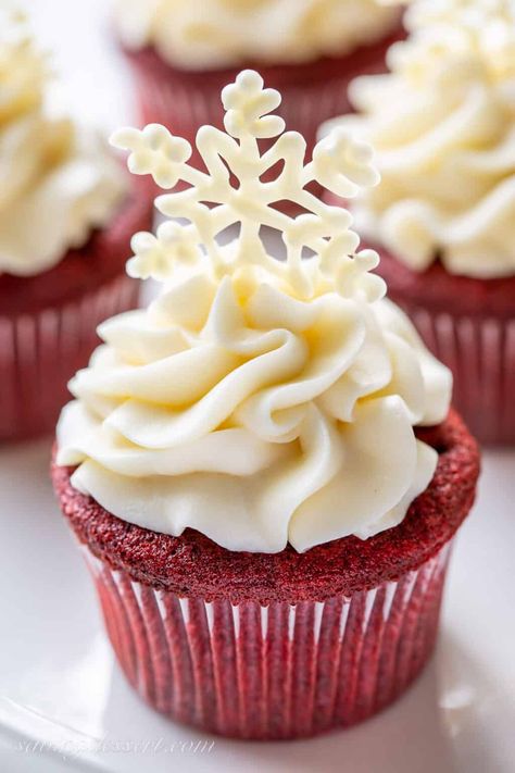 Tender, moist and delicious Red Velvet Cupcakes topped with our favorite silky cream cheese frosting and decorated with a white chocolate snowflake. These cupcakes are great for an easy, quick and festive holiday dessert! #cupcakes #redvelvetcupcakes #christmascupcakes #holidaybaking #redvelvet #creamcheesefrosting Christmas Cupcake Decorations, Chocolate Cupcakes Decoration, Chocolate Snowflakes, White Chocolate Snowflakes, Easy Christmas Cupcakes, Festive Holiday Desserts, Red Velvet Cupcakes Recipe, Christmas Cupcakes Recipes, White Chocolate Cupcakes