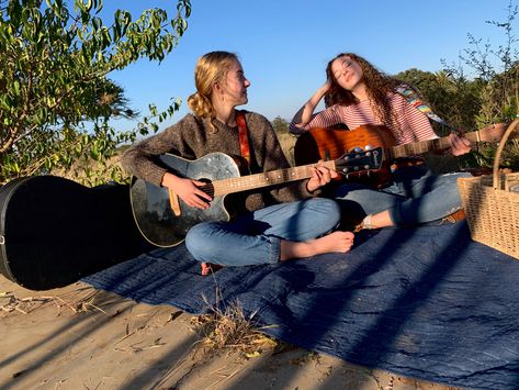 Friends Playing Guitar Aesthetic, Guitar Jamming With Friends, Guitar Girlfriend Aesthetic, Playing Music With Friends, Two People Playing Guitar, Playing Guitar For Girlfriend, Guitar Picnic, Music With Friends, Garage Band