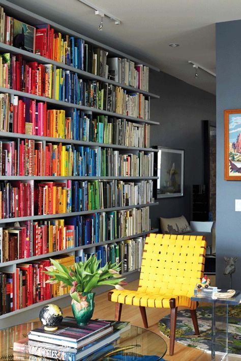 Bookshelf rehab: 33 Amazing ways to add color coordinated books Crazy Bookshelves, Rainbow Books, Colorful Books, Lots Of Books, Shelf Arrangement, Wayne Manor, Beautiful Bookshelf, Library Bookshelves, Bookshelf Styling