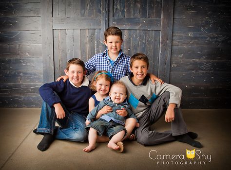 great for my boys and their cousins Photography Family Studio, Grandkids Photography, Cousin Pictures, Sibling Photography Poses, Large Family Poses, Cousin Photo, Studio Pictures, Family Photos With Baby, Sibling Poses