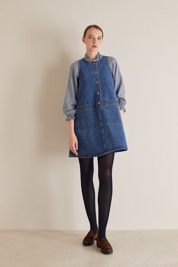 Chic Womens Outfits, Winter Denim Dress Outfit, Modern 1940s Fashion, Dresses In Winter Outfit, Casual Dress With Tights, Corduroy Midi Skirt Outfit, Hipster Dress Outfit, Denim Dress Styling, Blue And Red Outfit