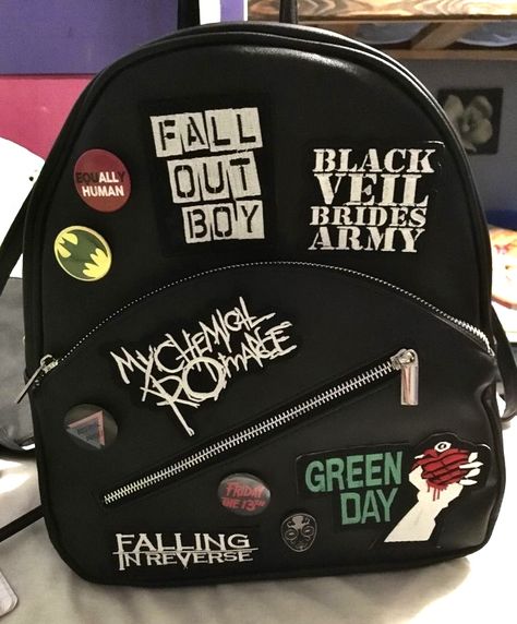 Emo Backpack, Grunge Backpack, Backpack Aesthetic, Aesthetic Emo, Aesthetic Backpack, Punk Pins, Unique Backpacks, Emo Outfits, Estilo Punk