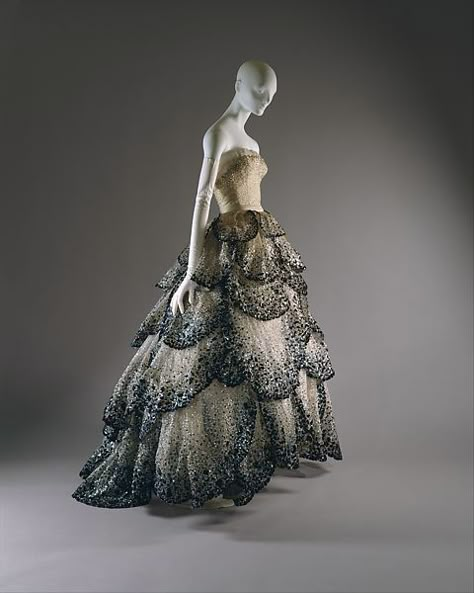 Victoria Haddock on Twitter: "French fashion designer Christian Dior, known as the founder of the fashion house @Dior, was born #OnThisDay in 1905. Dior designed the silk and plastic Junon dress in fall/winter 1949-50 with a skirt of ombréed petals. From the @metmuseum collections. #Dior #fashion #designer… https://t.co/saJ31HwOgc" Christian Dior Dress, Dior Dresses, Dior Dress, Dior Haute Couture, Simple Mehndi, Dior Couture, Couture Vintage, 1950s Fashion, Vintage Love