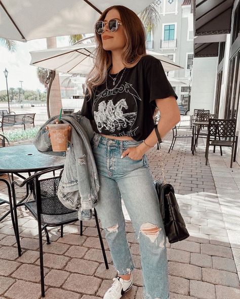 10 Ways to Style Your Favorite Graphic Tee | The Everygirl Quackity X Reader, Tee Shirt Outfit, Outfits Stylish, Outfits Edgy, Graphic Tee Style, Graphic Tee Outfits, Black Jeans Outfit, Tumblr Outfits, X Reader