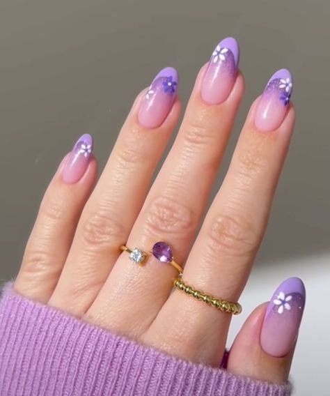 Purple Gel Acrylic Nails, Purple And Gold French Tip Nails, Purple Nail Inspo Acrylic Short Almond, Purple Nail Designs Simple, Purple And Gold Nails Designs, Purple Nails With Flowers, Lila Nails, Shoujo Life, Purple Wedding Nails