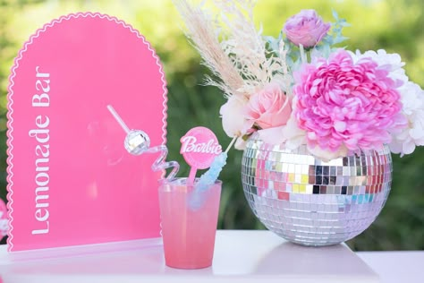 Barbie Decorations, Barbie Pool Party, Barbie Bachelorette, Lemonade Bar, Barbie Party Decorations, Barbie Theme Party, Barbie Box, Barbie Inspired, Barbie Birthday Party