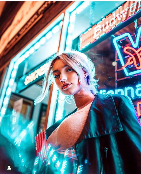 Festival Photoshoot Ideas, Arcade Photoshoot Aesthetic, Amusement Park Photoshoot, Carnival Photo Shoots, Arcade Photoshoot, Neon Portrait, Urban Photography Portrait, Night Street Photography, Neon Photoshoot