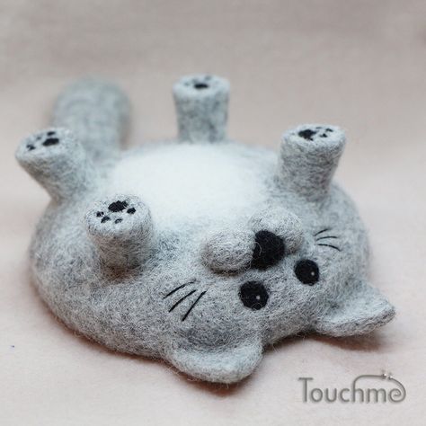 Felt Cat Toys, Tovad Ull, Needle Felted Cat, Needle Felting Diy, Wool Felt Projects, Wool Cat, Needle Felted Christmas, Felted Wool Crafts, Needle Felting Tutorials