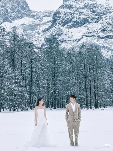 Winter Pre Wedding Photoshoot, Winter Prewedding Photoshoot, Winter Prewedding, Snow Wedding Pictures, Engagement Shoot Outfit, Wedding Shooting, Snow Wedding, Photoshoot Couple, Pre Wedding Shoot Ideas