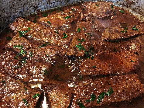 Mom’s Smothered Round Steak (Rice and Gravy) Beef Eye Round Steak, Beef Round Steak Recipes, Bottom Round Steak Recipes, Round Eye Steak Recipes, Smothered Round Steak, Beef Bottom Round Steak, Top Round Steak Recipes, Bottom Round Steak, Steak Gravy