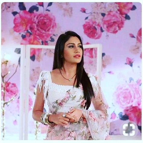 @officialsurbhic 😘😘😘 Ishqbaaz Outfits, Outfit Ideas Wedding, Trendy Saree, Fashion Outfits Dresses, Indian Sari Dress, Surbhi Chandna, Fashionable Saree Blouse Designs, Fashion Indian, Sari Blouse Designs