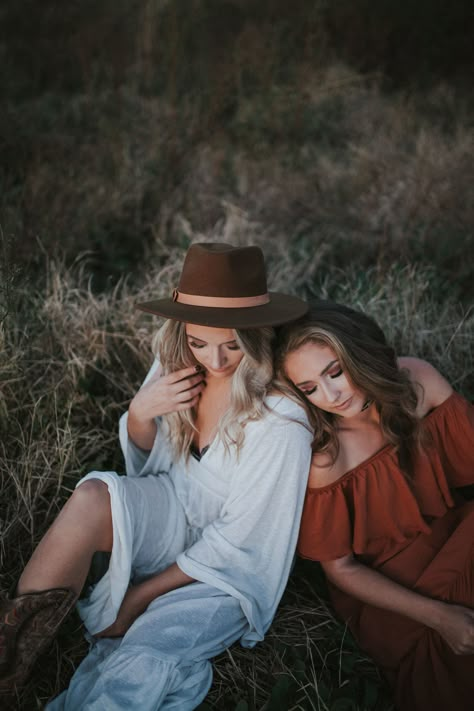 2 Best Friend Photoshoot, Boho Sibling Photoshoot, Best Friend Shoot Photography, Fall Sister Photoshoot, Fall Sisters Photoshoot, Sister Photoshoot Poses Photo Ideas, Sister Photoshoot Poses, Sister Fall Photoshoot Ideas, Sister Shoot Ideas Photo Sessions