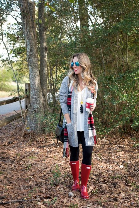 Rainboots Outfit, Rain Boot Outfit, Red Hunter Boots, Hunter Boots Outfit, Red Rain Boots, Red Hunter, Red Rain, Casual Leggings, Boating Outfit