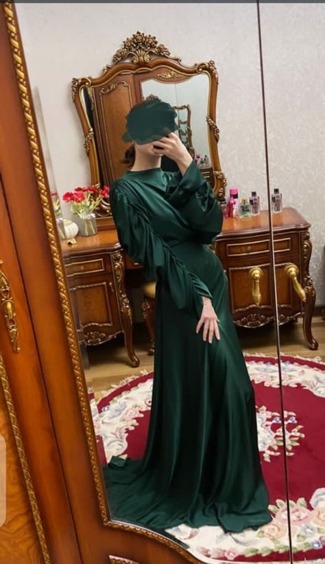 Emerald Dress Formal Classy, Long Elegant Dresses Classy, Emerald Dress Outfit, Emerald Dress Formal, Evening Dress With Sleeves, Simple Long Dress, Emerald Dress, Fashion Dresses Formal, Soiree Dress