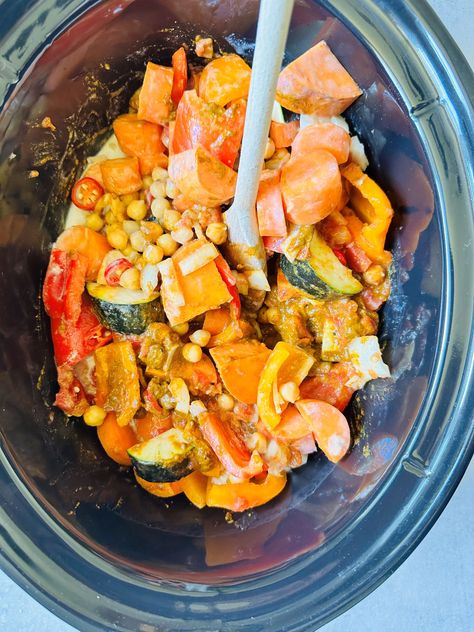 Slow Cooker Vegetable Curry Slow Cooker Vegetable Curry, Vegetable Curry Recipe, Soup Maker Recipes, Vegetable Curry Recipes, Soup Maker, Soup Recipes Slow Cooker, Chickpea Curry, Lentil Curry, Vegetable Curry