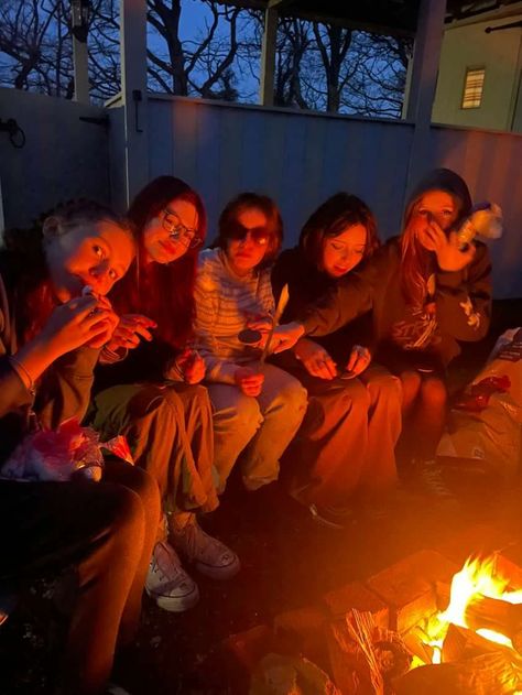 campfire, smores, marshmellows, camping, cabins, sleepover, friends, memories 5 Friends Group Photo, Sweet 16 Sleepover, Bestie Activities, Sleepover Friends, Campfire Smores, Friends Group Photo, Friends Memories, Camping Cabins, 5 Friends