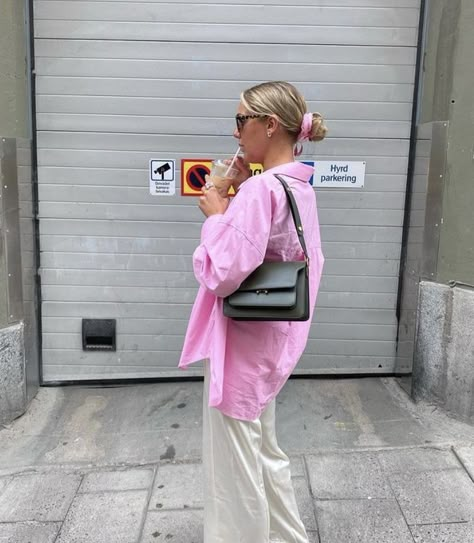 Pink Shirt Outfit, Outfit Rosa, Pinterest Lifestyle, Winter Outfits College, Oversized Shirt Outfit, Oversize Outfit, 90’s Outfits, Diy Aesthetic, Look Expensive