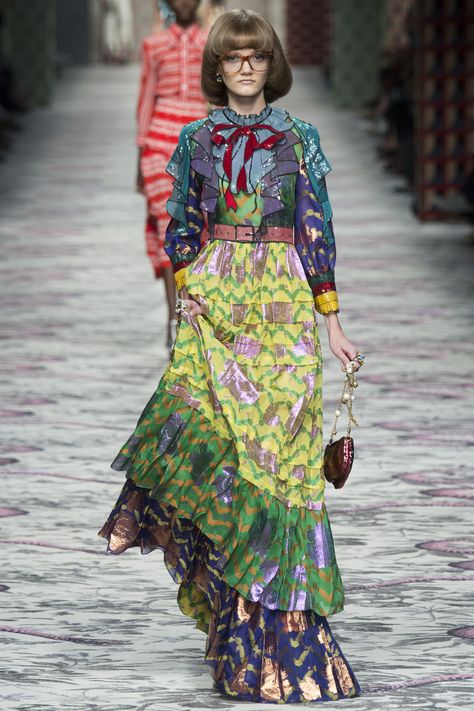 .. Milan Fashion Week Runway, Gucci Runway, Moda Hippie, London Fashion Weeks, Gucci Spring, Milano Fashion Week, Summer Fashion Trends, 2016 Fashion, Fashion Stylist