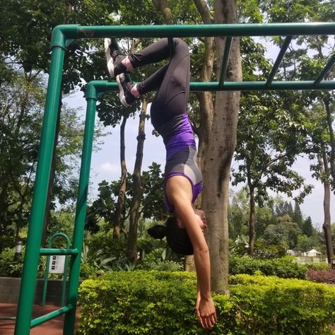 Workout everywhere - monkey bar - hang upside down Inversion Method, Monkey Bar, Hanging Upside Down, Pet Monkey, Monkey Bars, Pull Up Bar, Couple Photoshoot, Photo Reference, Couples Photoshoot