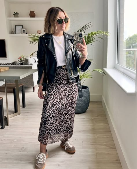 Style A Leopard Skirt, Femenine Outfits Style Winter, Style Leopard Skirt, Cheetah Skirt Outfit Fall, Leopard Slip Skirt Outfit, Leopard Skirt Outfit 2024, Leo Rock Outfit, Pollera Animal Print, Leopard Print Midi Skirt Outfit