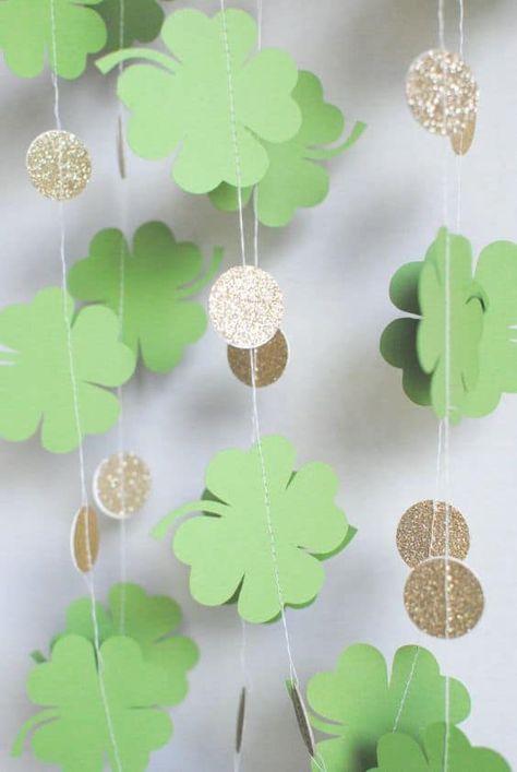 Shamrock Decorations, San Patrick Day, Shamrock Garland, Fete Saint Patrick, Paper Garlands, St Patricks Crafts, Irish Decor, St Patrick's Day Decorations, St Patrick's Day Crafts