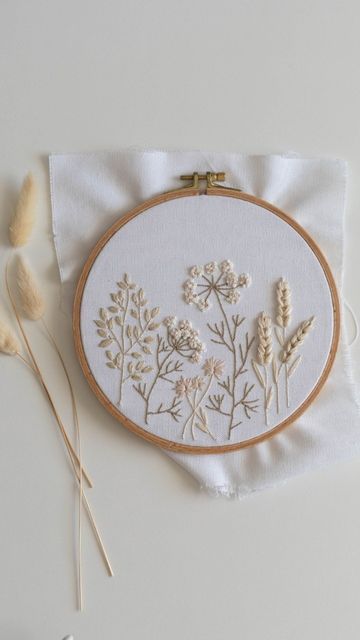 Embroider Ideas, Botanical Embroidery, Beginner Embroidery, Wedding Embroidery, Floral Embroidery Patterns, Hand Embroidery Projects, Hand Embroidery Flowers, Embroidery Motifs, Embroidery For Beginners