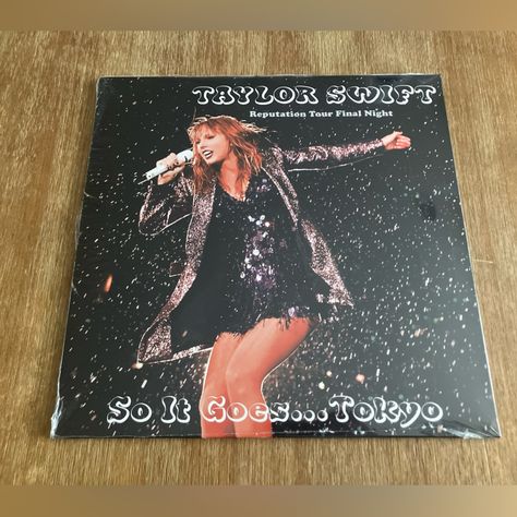 Taylor Swift Vinyl Record - New Authentic Original Reputation Magazine, Taylor Swift Vinyl, Taylor Swift Black, Swift Party, Vinyl Display, Butterfly Photography, Photos Of Taylor Swift, Taylor Swift Party, Beautiful Butterfly Photography