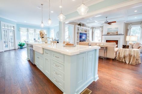 Costal Kitchens, Nantucket Style Kitchen, Coastal Living Kitchen, Future Kitchen Design, White Coastal Kitchen, Coastal Entryway, Alexander Home, Hamptons Decor, Show Homes