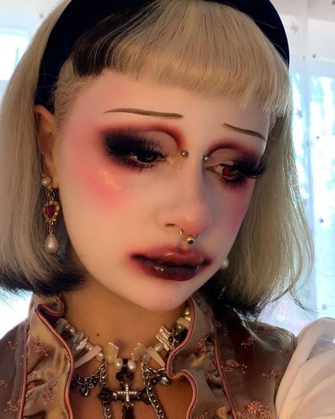 Spooky Doll Makeup, 1920s Clown Makeup, Ruined Makeup, Clown Inspired Makeup, Expressive Makeup, 1920s Clown, Baby Doll Makeup, 1920 Makeup, Victorian Makeup