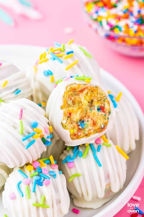 Funfetti Cake Pops Recipe, Funfetti Cake Pops, Cake Pops Recipe, Love From The Oven, Make Birthday Cake, Pie Ice Cream, Birthday Cake Pops, Cake Pops How To Make, Holiday Sprinkles