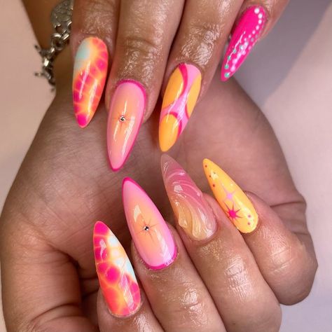 𝐀𝐌𝐘 | 𝐘𝐄𝐆 🇨🇦 on Instagram: "💖 Summer loving 💖 inspo: @boldandbrushednails  . . . #gelnails#instalove#nailsofinstagram#nailstagram#nailart#nailsart#gelx#almondnails#almond#summer#summernails#pink#pinknails#orangenails#auranails#abstractnails" Cruise Nails Almond Shape, Summer Pink And Orange Nails, Cruise Nails, Nail Glam, Flowers Tropical, January Nails, Nail Techniques, Summer Loving, Orange Nails