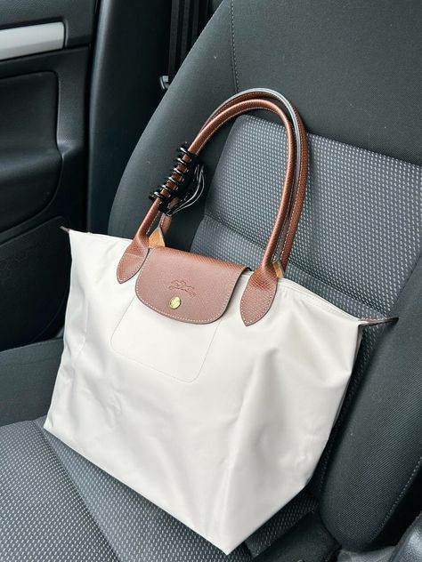 White Longchamp Bag, Styling Longchamp Bag, Longchamp Bag Beige, Beige Bag Aesthetic, Bag For School Aesthetic, Mini Purse Aesthetic, Beige Longchamp, White Longchamp, Longchamp Bag Aesthetic