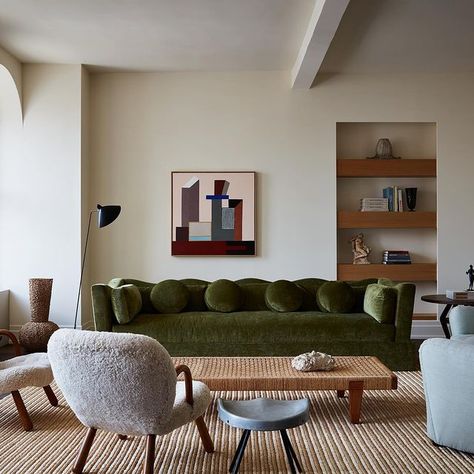 Adrienne McGreevy (@aimcgreevy) • Instagram photos and videos Green Sofa Living Room, Small Sectional Sofa, Green Couch, Casa Vintage, Green Sofa, Living Room Inspo, A Living Room, Interior Inspo, Living Room Inspiration