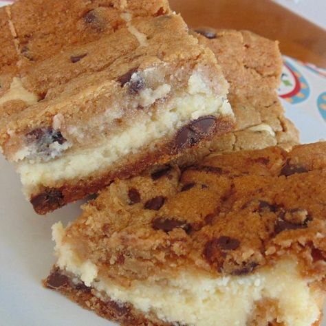 Chocolate Chip Cream Cheese Brownies | "VERY good! Simple to make. I LOVE cheesecake in any form, so I really enjoyed these, as did the rest of the family. I would make these again!" Chocolate Chip Cheesecake Brownies, Chocolate Chip Cream Cheese, Cheesecake Brownies Recipe, Cheese Brownies, Cream Cheese Bars, Cream Cheese Brownies, Cream Cheese Desserts, Cake Mug, Chocolate Chip Cheesecake