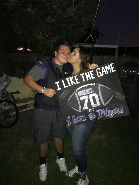 #football #poster #fridaynightlights #boyfriend Girlfriend Sports Posters, Powderpuff Football Sign Ideas, Boyfriend Basketball Poster, Boyfriend Signs Sports, Football Couple Poster Ideas, Signs For Football Games Boyfriend, Signs For Boyfriend Sports, Boyfriend Sports Poster, Football Gf Posters