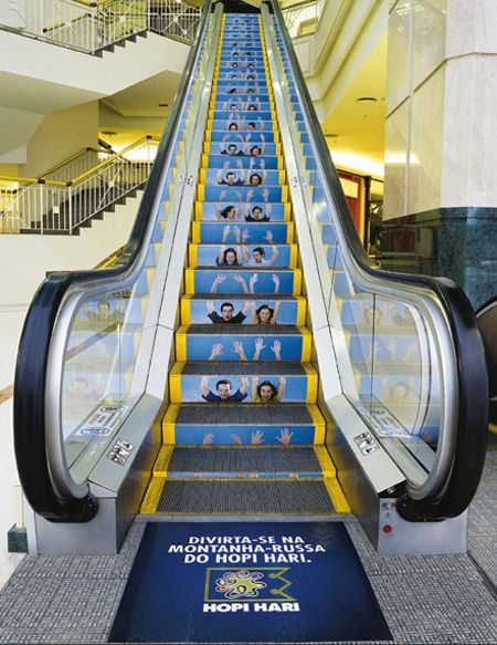 Hopi Hari<br /> Advertisement Escalator Advertising, Ambient Ads, Hopi Hari, Guerrilla Advertising, Funny Commercial Ads, Floor Decals, Floor Graphics, Funny Commercials, Commercial Ads