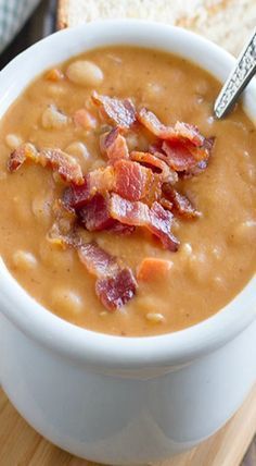 bean and bacon soup Low Carb Veggie, Bean And Bacon Soup, Homemade Beans, Bacon Soup, Savory Soups, Crock Pot Soup, Think Food, Soup And Sandwich, Bowl Of Soup