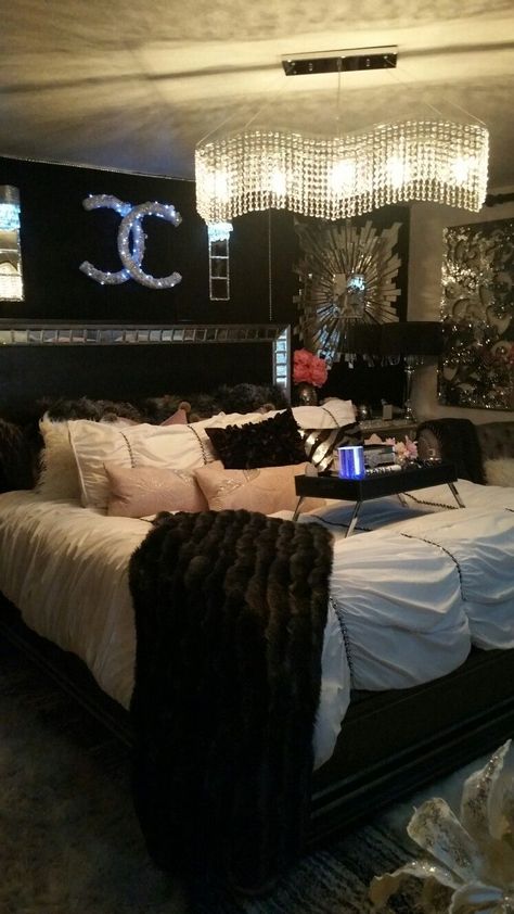 Cute Black And White Rooms Bedroom Ideas, Black And Pink Glam Bedroom, Black Luxury Bedroom Aesthetic, Girly Black Bedroom Room Ideas, Black Apartment Bedroom, Grown Woman Room Ideas, Black Bedroom Ideas For Teens, Dark Glam Bedroom Decor, Black Glam Bedroom