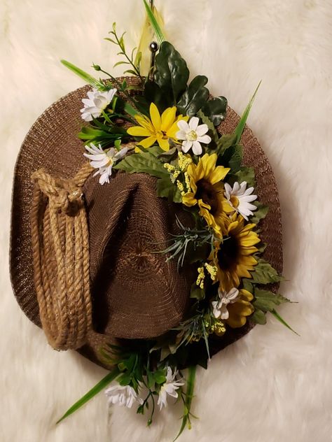 Cowboy Hat Wreath Diy, Cowboy Hat Flower Arrangement, Cowboy Hat Wreath, Farm Wreath, Straw Hat Crafts, Horse Items, Western Party Decorations, Western Wreaths, Western Ideas