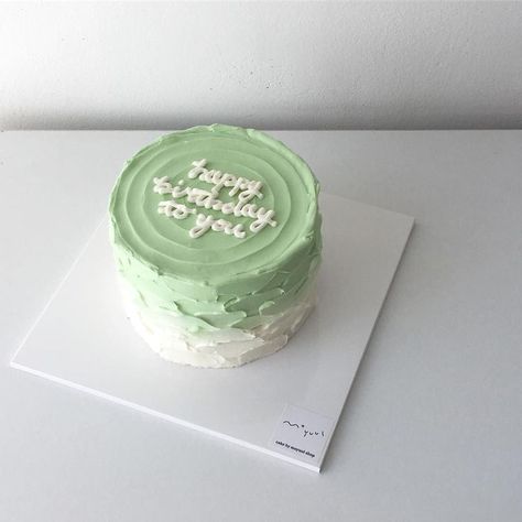 Pastel Green Birthday Cake, Light Green Birthday Cake, Green Cake Aesthetic, Light Green Cake, Pretty Deserts, Minimalist Birthday Cake, Minimalistic Cake, Minimalist Cakes, Green Birthday Cakes