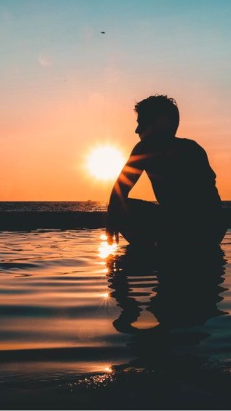 Men Sea Photography, Guy On Beach, Man At Beach, Sunset Photography People, Men On The Beach, Sea Man, Mens Photoshoot Poses, Alone Photography, Man Photography