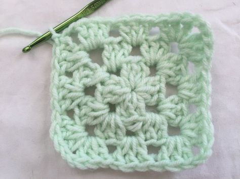 Classic Granny Square Granny Square Häkelanleitung, Crochet Granny Square Tutorial, Crochet Coasters Free Pattern, Crochet Afghan Patterns Free, Crochet Patterns Free Beginner, Crochet Coaster Pattern, Crochet Granny Square, Afghan Patterns, Crochet Afghans